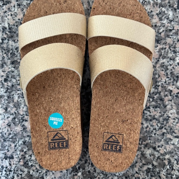 NWOT Reef Cusion Vista Higher Women's Platform Sandals in Gold - Picture 8 of 9